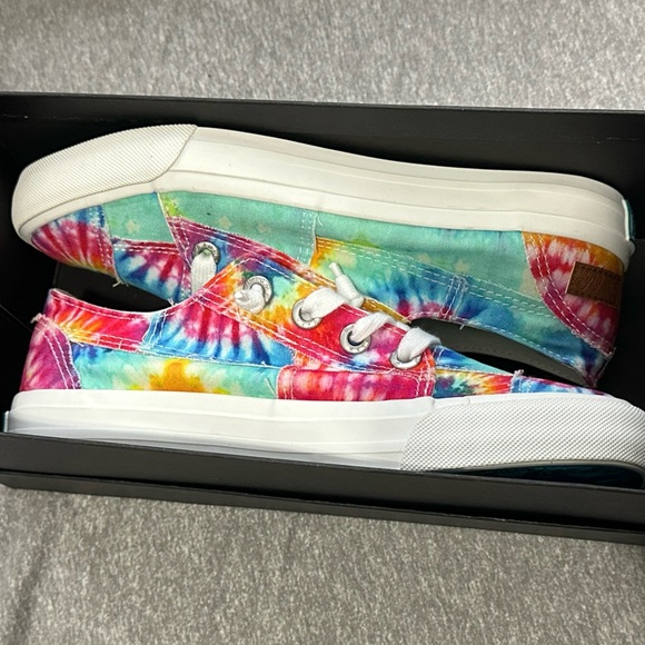 Blowfish Malibu NWT Women’s Tie Dye Sneakers Size 7 - Picture 2 of 4
